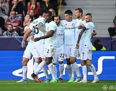 开元商城官网-欧冠今晨再迎强敌，曼联豪取连胜，主帅态度——球迷炸锅，更衣室氛围转暖