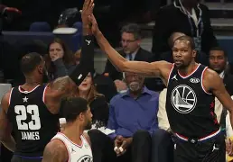 开云中国-托特纳姆训练开放日，今晚官宣签约引欢呼，全明星赛在即，更衣室氛围转暖